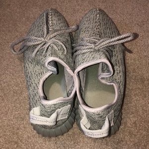 Knockoff fake Yeezy used sneakers/tennis shoes